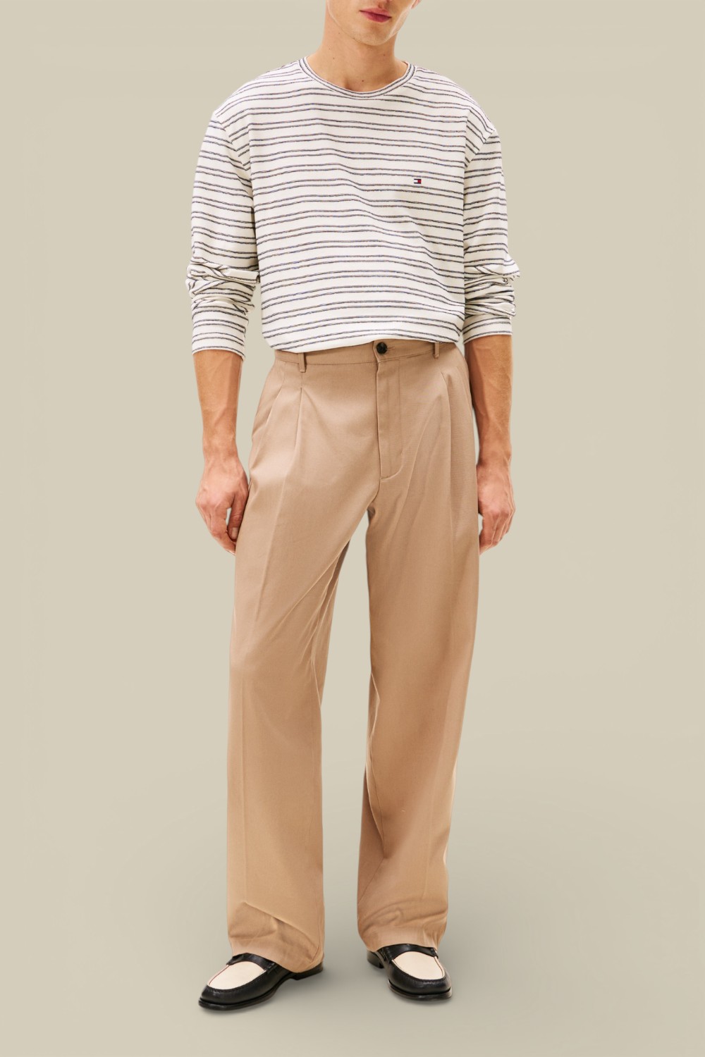 תמונת כל הלוק של חולצת טי שרוול ארוך